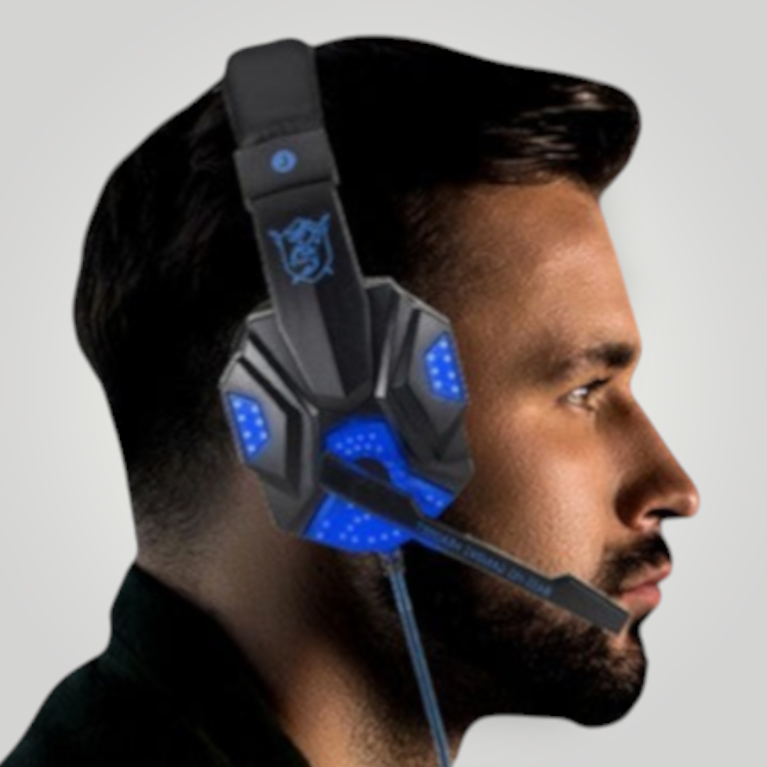 Hombre usando auriculares gamer con cable y luces LED azules de la marca Mi tienda para una experiencia inmersiva